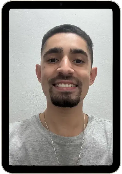 Guilherme Farias - homem branco com cabelo curto, usando oculos, sorridente com um bigode fino e um cavanhaque
